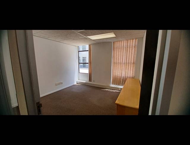 419M² OFFICE TO LET IN HYDE PARK